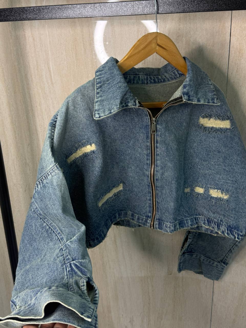 Slash Cropped Denim Jacket | جاكت جينز قصير - صورة 7 | Elite EG