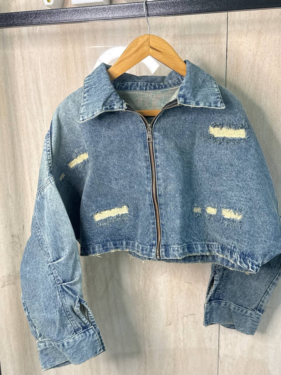 Slash Cropped Denim Jacket | جاكت جينز قصير - صورة 6 | Elite EG