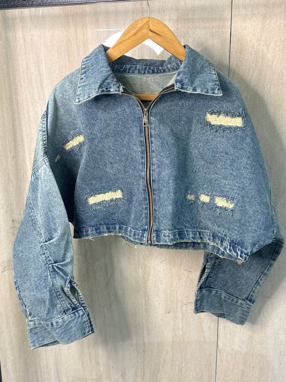Slash Cropped Denim Jacket | جاكت جينز قصير - صورة 8 | Elite EG