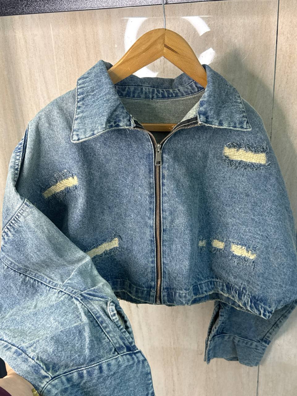 Slash Cropped Denim Jacket | جاكت جينز قصير - صورة 5 | Elite EG